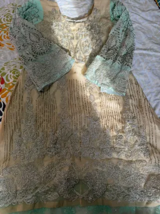 Conjunto beige y verde menta bordado