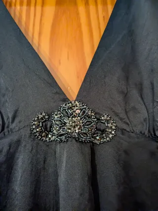 Vestido de raso negro