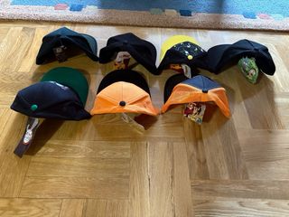 Nuovo lotto di 7 cappelli, tutti nuovi e pronti per l'uso