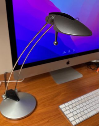 Lámpara flexo escritorio diseño elegante.