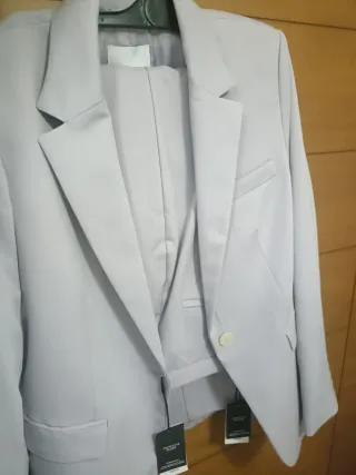 Traje de mujer morado con etiqueta color lila