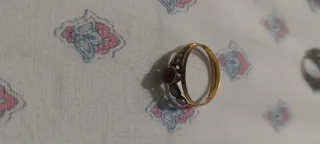 Anillo oro con rubí y detalles plateados