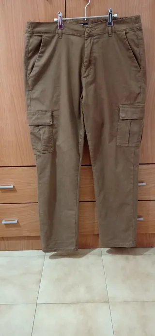 Pantalón cargo hombre marrón