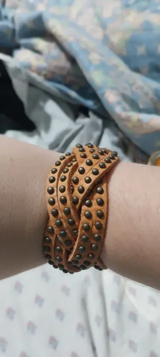 Pulsera trenzada con tachuelas ajustable