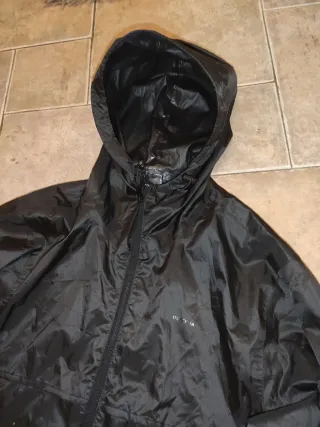 Mochila Glovo y chaqueta Quechua impermeable M