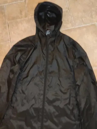 Mochila Glovo y chaqueta Quechua impermeable M