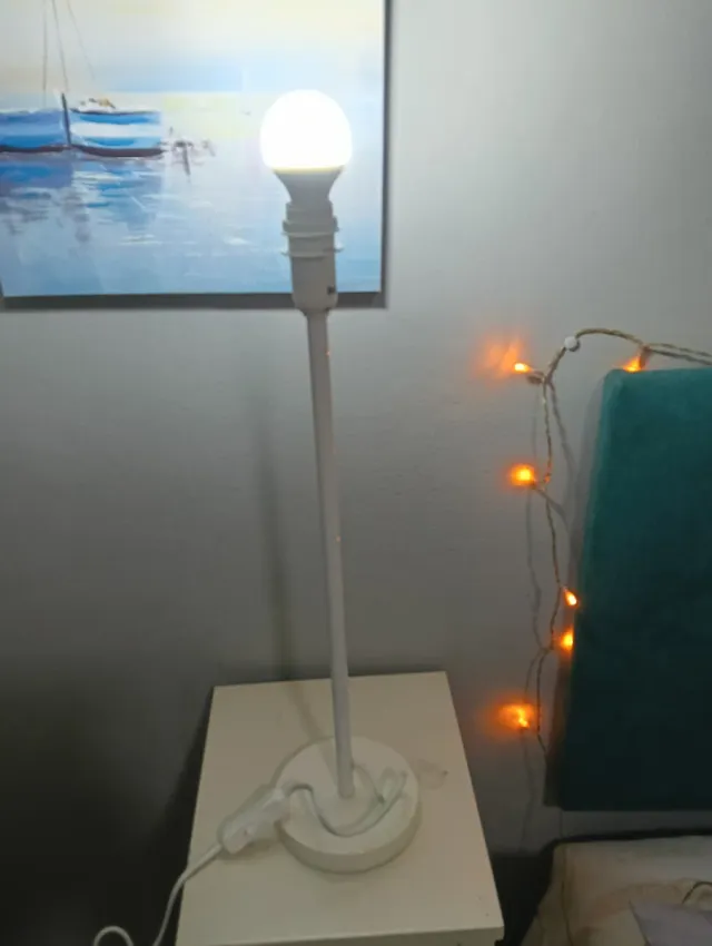 Tres lámparas de mesa Ikea blanca y niquel