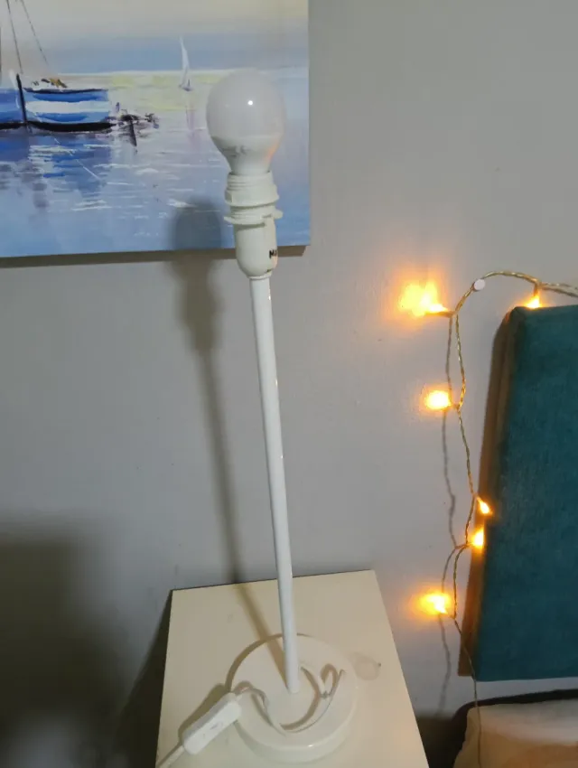 Tres lámparas de mesa Ikea blanca y niquel