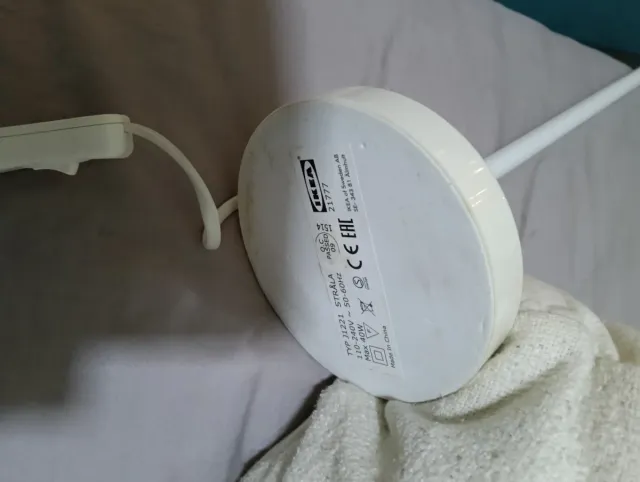 Tres lámparas de mesa Ikea blanca y niquel