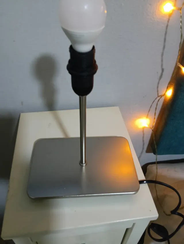 Tres lámparas de mesa Ikea blanca y niquel