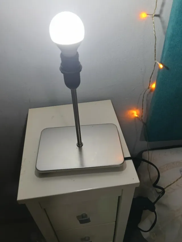 Tres lámparas de mesa Ikea blanca y niquel