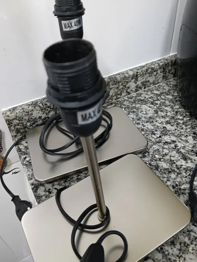 Tres lámparas de mesa Ikea blanca y niquel