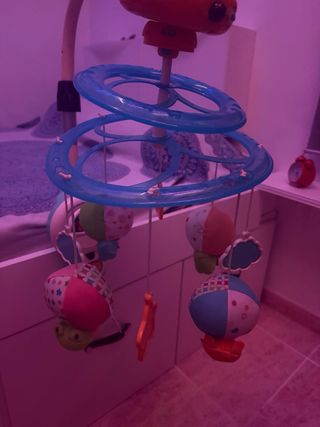 Móvil cuna bebé con proyector y música