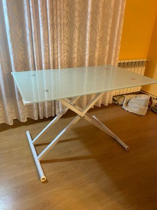 Mesa elevable cristal y metal. Graduable en altura