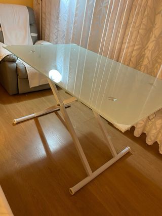 Mesa elevable cristal y metal. Graduable en altura