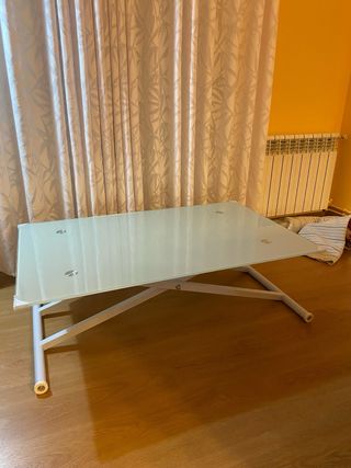 Mesa elevable cristal y metal. Graduable en altura