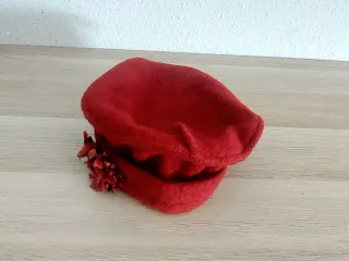 Boina mujer estilo francesa granate de lana.