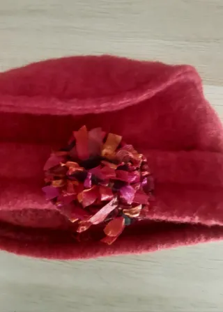 Boina mujer estilo francesa granate de lana.