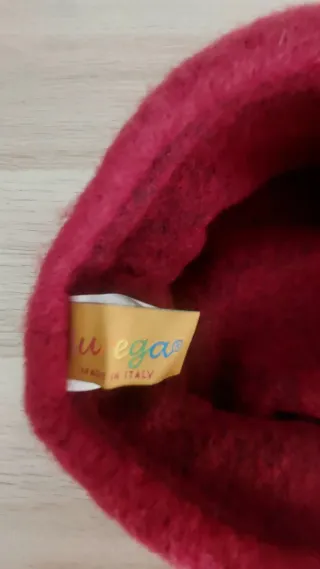 Boina mujer estilo francesa granate de lana.