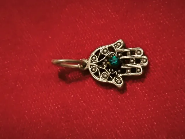 Dije Plata Mano de Fátima con Piedra azul.