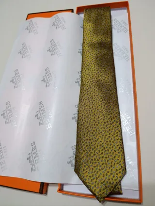Corbata Hermes dorada con estampado