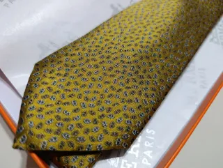 Corbata Hermes dorada con estampado