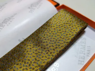 Corbata Hermes dorada con estampado
