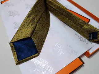 Corbata Hermes dorada con estampado