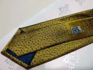Corbata Hermes dorada con estampado