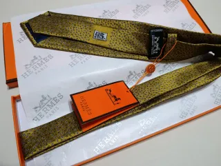 Corbata Hermes dorada con estampado