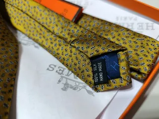 Corbata Hermes dorada con estampado