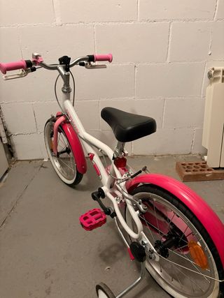 Bicicleta niña rosa con ruedines