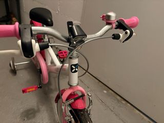 Bicicleta niña rosa con ruedines