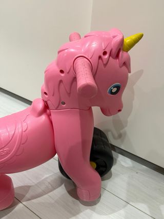 Correpasillos unicornio rosa.