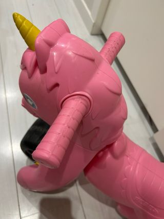 Correpasillos unicornio rosa.