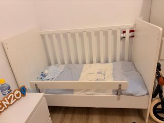 Cama infantil blanca con barrera y colchón 70x140