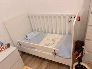 Cama infantil blanca con barrera y colchón 70x140