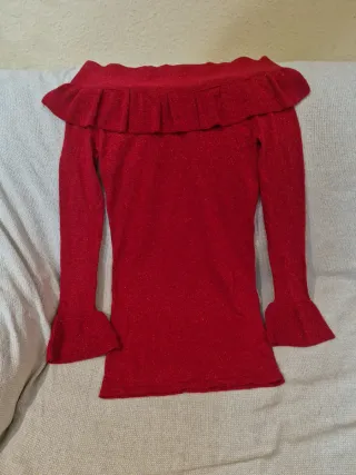 Top rojo brillante escotado