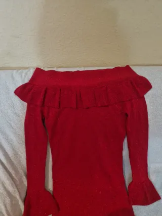 Top rojo brillante escotado