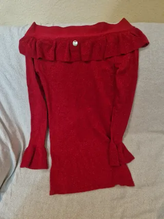 Top rojo brillante escotado