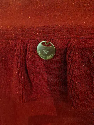 Top rojo brillante escotado