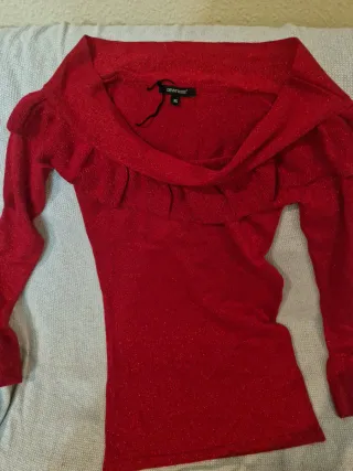 Top rojo brillante escotado