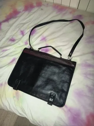 Bolso de piel negro y morado