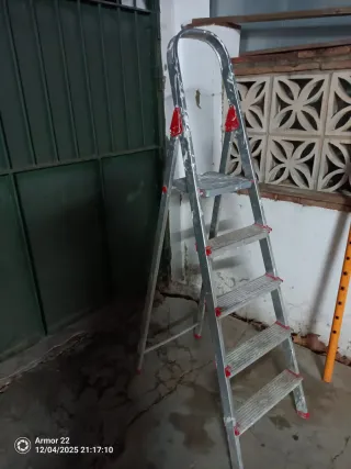 Escalera plegable de aluminio