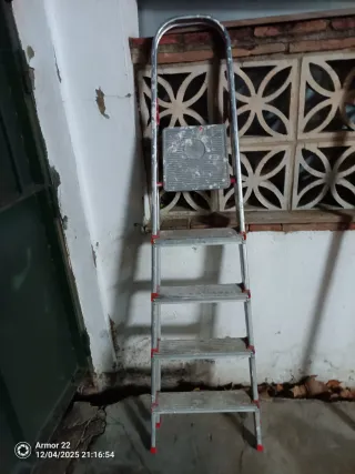 Escalera plegable de aluminio