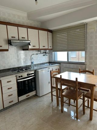 Se vende piso amplio de 4 habitaciones.