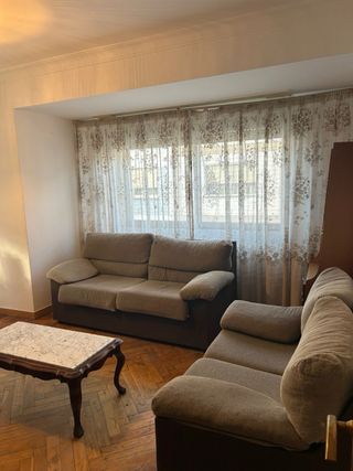 Se vende piso amplio de 4 habitaciones.