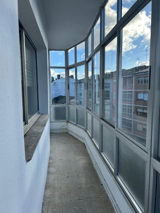 Se vende piso amplio de 4 habitaciones.