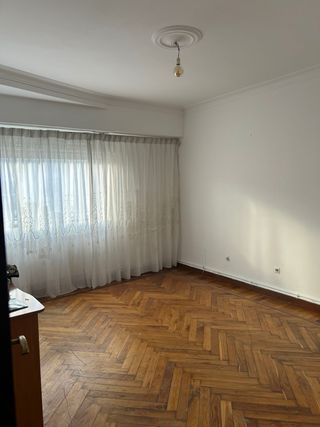 Se vende piso amplio de 4 habitaciones.