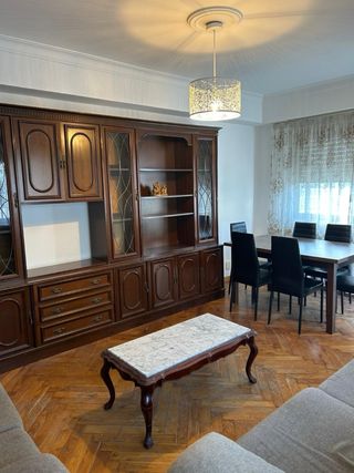 Se vende piso amplio de 4 habitaciones.